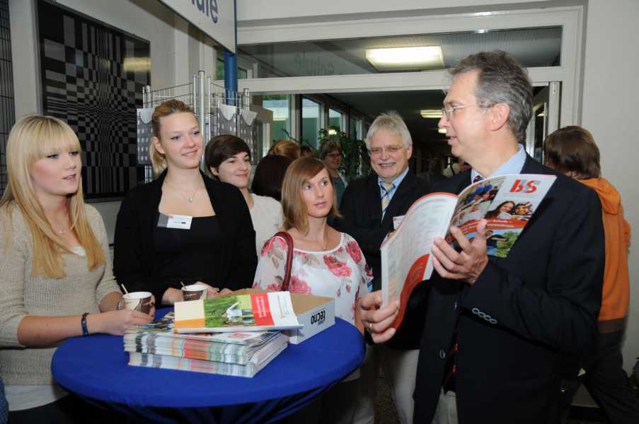 Oberbrgermeister Patrick de La Lanne und Schulleiter Manfred Radtke am Stand der Kerschensteiner Schule